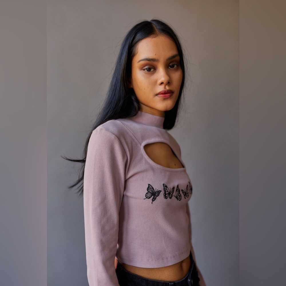 UO Embroidered Butterfly Long Sleeve Tee (Mauve)